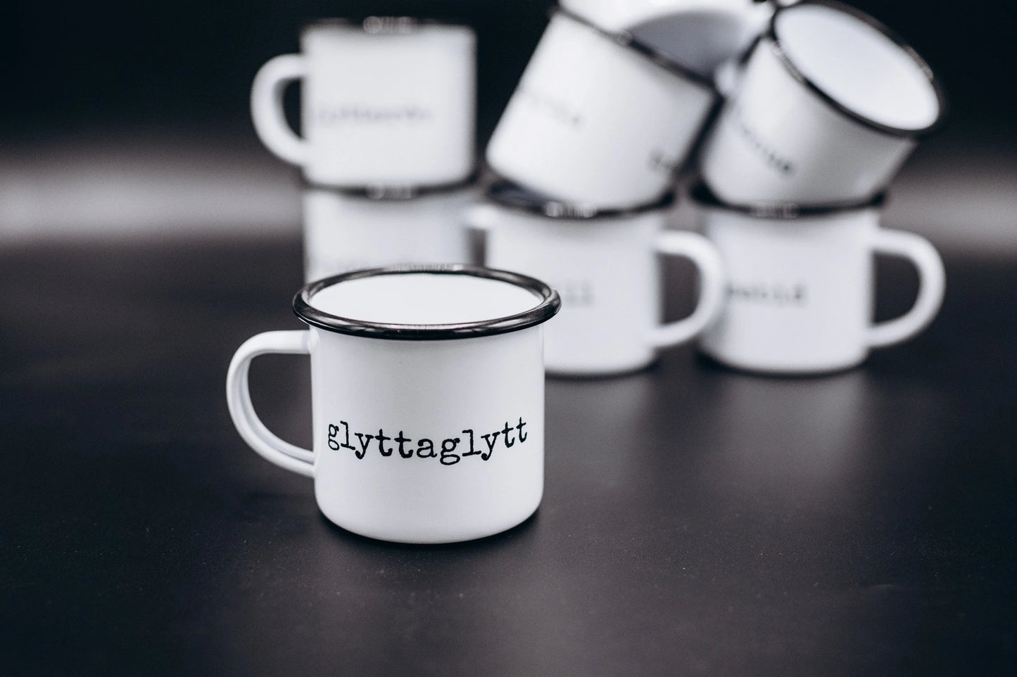 Emaljmuggar på skånska: Glyttaglytt